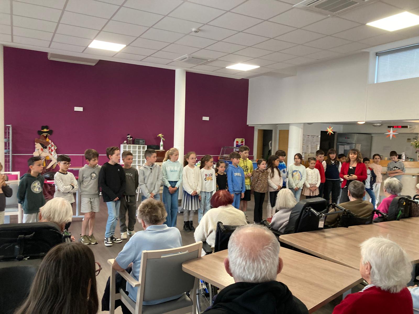 Les écoliers à la maison de retraite