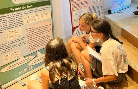 Les collégiens découvrent l'expo Dans Métiers Math y est