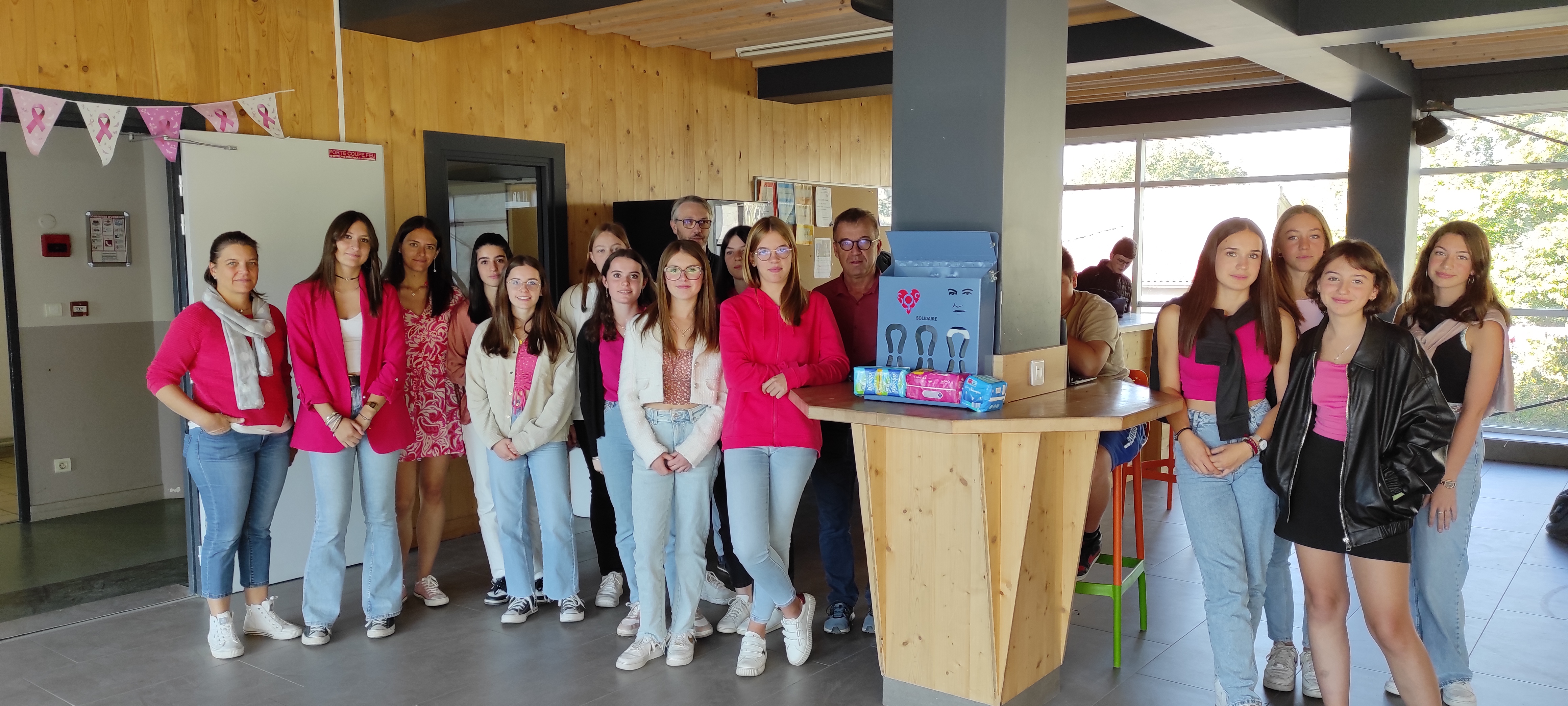 Un distributeur de serviettes hygiéniques au lycée !