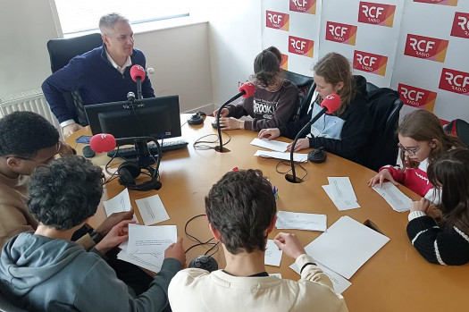 Les apprentis journalistes du collège Saint-Louis au micro de RCF
