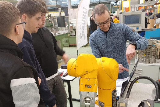 Trois élèves de Bac Pro MSPC brillent au concours régional Valrobotique